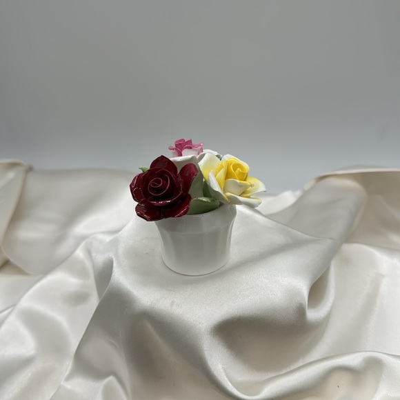 Royal Doulton Porcelain Flowers and Vase. - Picture 3 of 8